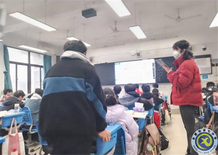 李倩倩老师上课1.jpg 李倩倩老师上课1.jpg