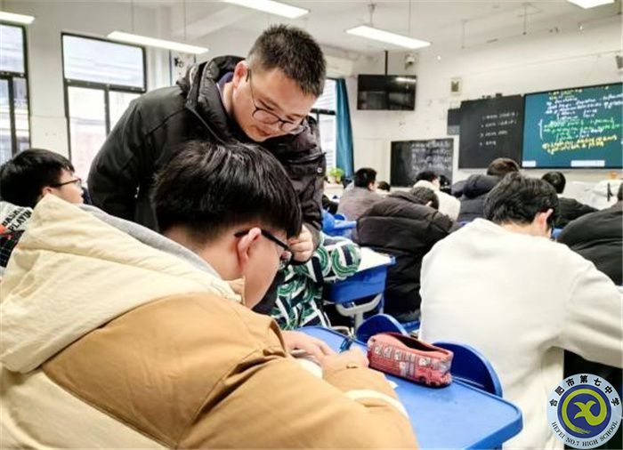 数学组胡龙成老师上课2.jpg 数学组胡龙成老师上课2.jpg