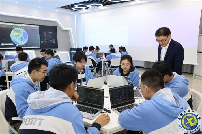 学生在数字地球实验室进行系列天文观测活动之——数字化技能培训.jpg 学生在数字地球实验室进行系列天文观测活动之——数字化技能培训.jpg