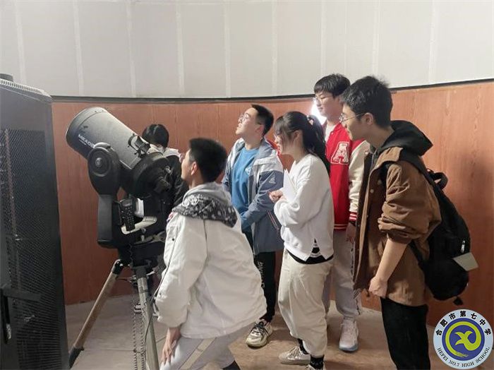 学生在校天文台进行系列天文观测活动之——天体观测活动.jpg 学生在校天文台进行系列天文观测活动之——天体观测活动.jpg