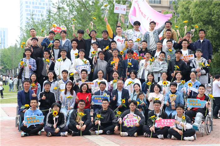 luck18平台2024届高三年级毕业照拍摄暨减压活动(图1) luck18平台2024届高三年级毕业照拍摄暨减压活动(图1)