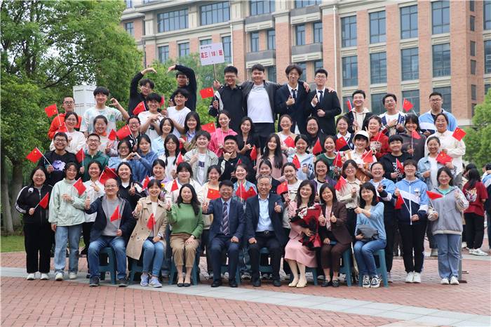 luck18平台2024届高三年级毕业照拍摄暨减压活动(图3) luck18平台2024届高三年级毕业照拍摄暨减压活动(图3)