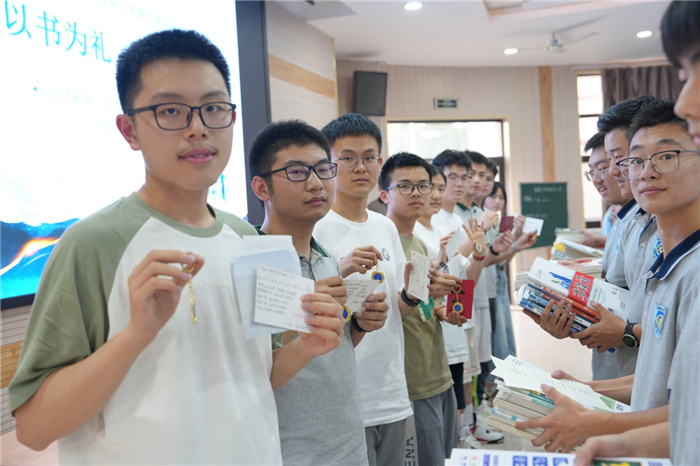 以书为礼，文脉传承！luck18平台2024届高三年级举办爱心赠书活动(图3)