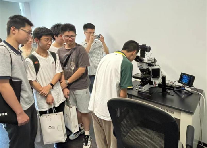 luck18平台学子走进皖新传媒“美丽科学新媒体研究院 ”,体验科学的美丽(图2) luck18平台学子走进皖新传媒“美丽科学新媒体研究院 ”,体验科学的美丽(图2)