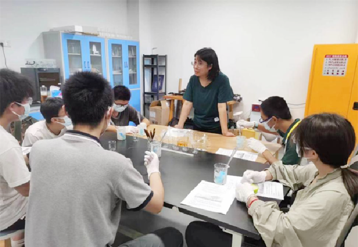 luck18平台学子走进皖新传媒“美丽科学新媒体研究院 ”,体验科学的美丽(图3) luck18平台学子走进皖新传媒“美丽科学新媒体研究院 ”,体验科学的美丽(图3)