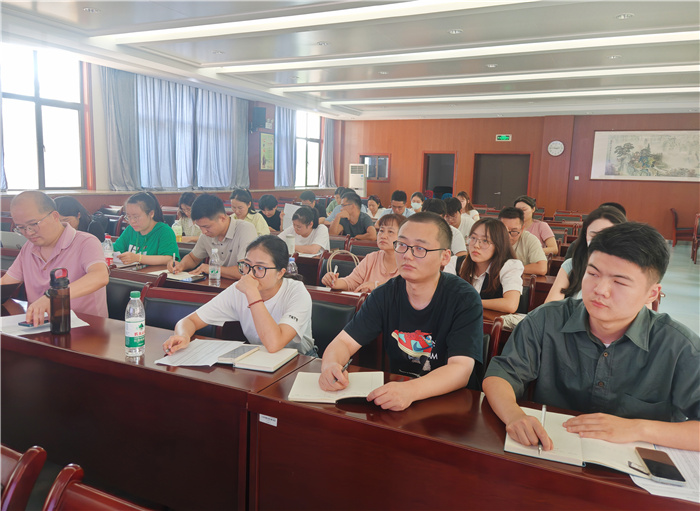 luck18平台新高一召开第一次班主任培训会(图1)