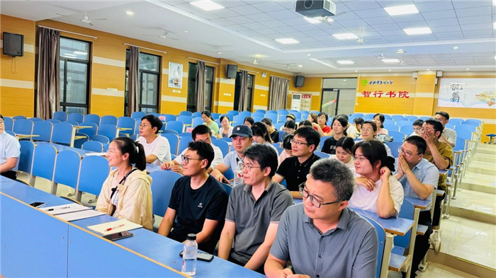 luck18平台召开2022级高三班主任培训会(图1)