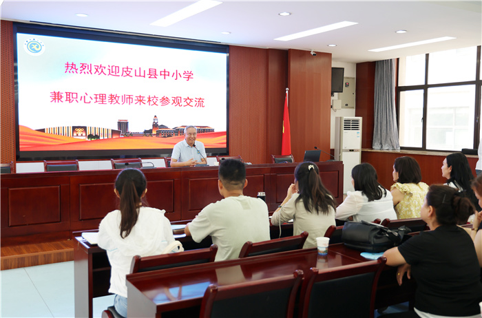 luck18平台热烈欢迎新疆皮山县兼职心理教师一行来校开展交流活动(图3)