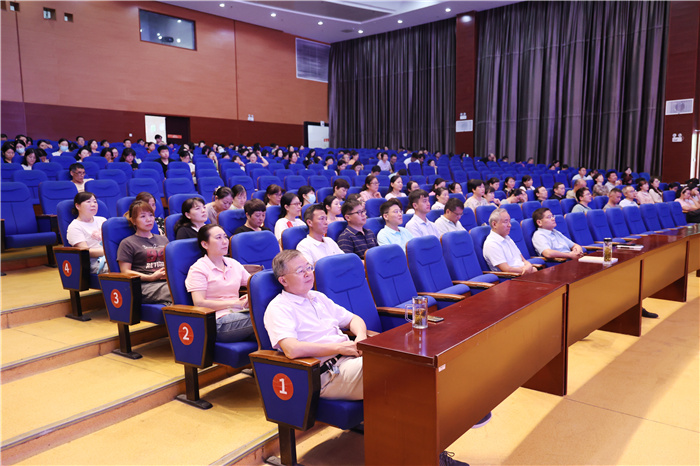 luck18平台召开2024-2025学年第一学期全体教职工大会(图2)