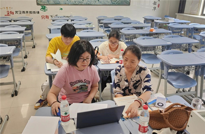 技术组集体备课.jpg 技术组集体备课.jpg