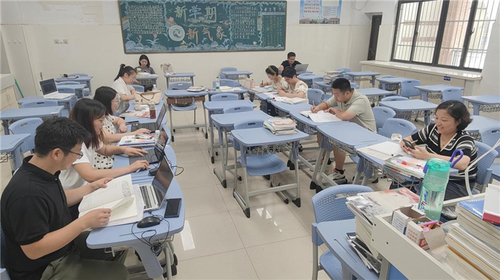 语文组集体备课.jpg 语文组集体备课.jpg