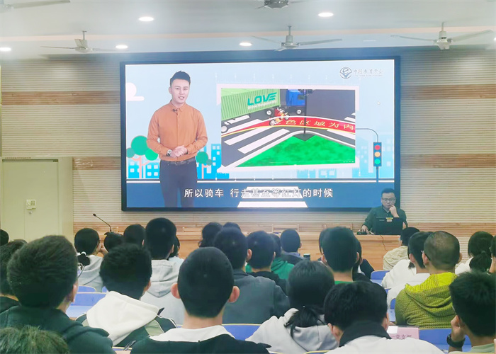 luck18平台2024级高一年级召开学生骑行安全会议(图4)