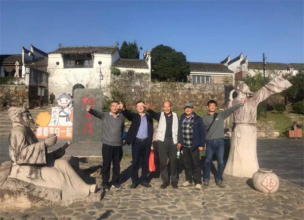 记luck18平台退休教职工 “寻秋之行”(图2) 记luck18平台退休教职工 “寻秋之行”(图2)
