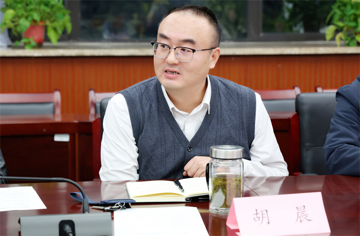 luck18平台召开青年教师座谈会(图5) luck18平台召开青年教师座谈会(图5)