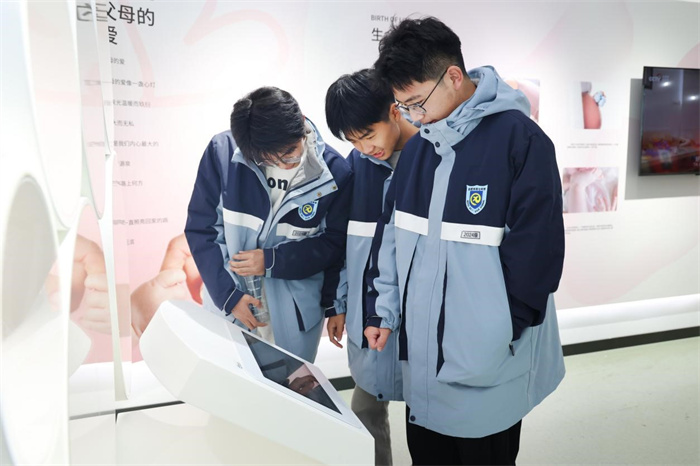 luck18平台开展校园科技文化艺术节之生命教育系列活动(图2)