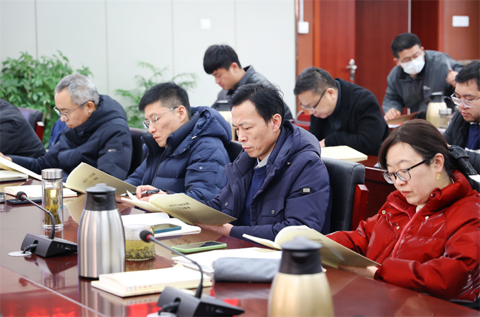 luck18平台党委开展2025年第一次中心组理论学习(图3)
