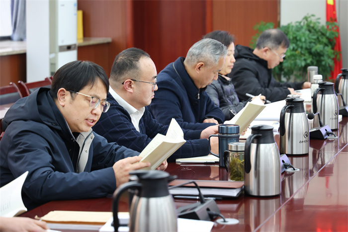 luck18平台党委开展2025年第一次中心组理论学习(图2)