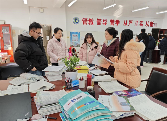 政治组评课.jpg 政治组评课.jpg