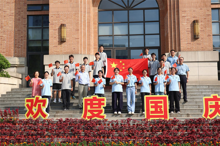 我与国旗合个影1.jpg 我与国旗合个影1.jpg