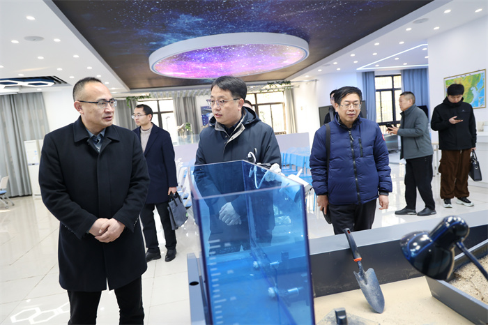 江苏省新星教育集团一行莅临luck18平台参观交流(图4) 江苏省新星教育集团一行莅临luck18平台参观交流(图4)