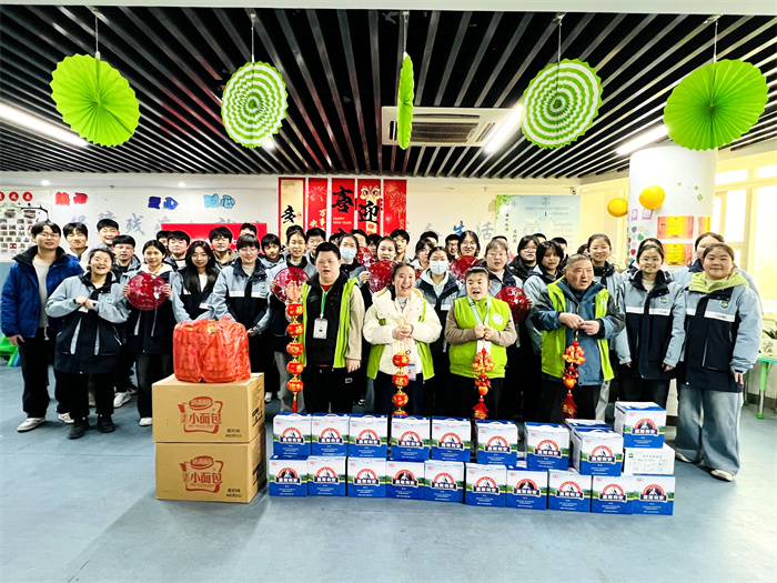 luck18平台高一（24）班走进智爱阳光家园传递爱心(图4)