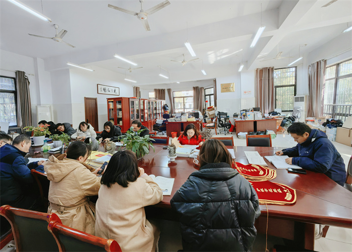 luck18平台高二年级召开备课组长、组团长工作会议(图2) luck18平台高二年级召开备课组长、组团长工作会议(图2)