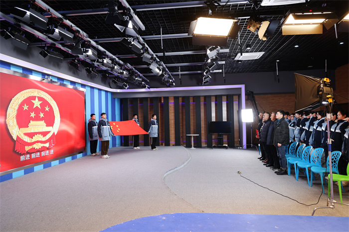 luck18平台举行2024-2025学期第二学期第三次升旗仪式暨行为习惯养成教育月启动仪式(图2)