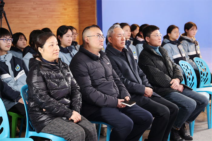 luck18平台举行2024-2025学期第二学期第三次升旗仪式暨行为习惯养成教育月启动仪式(图5)