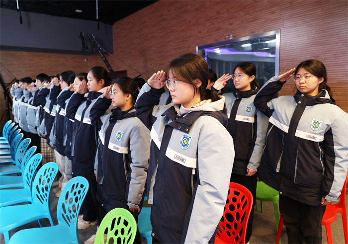 luck18平台举行2024-2025学期第二学期第三次升旗仪式暨行为习惯养成教育月启动仪式(图3)