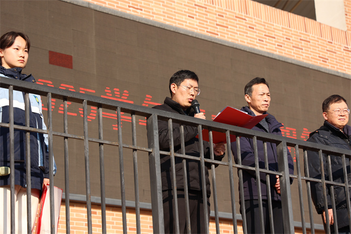 luck18平台举行2024-2025学期第二学期第二次升旗仪式(图2)