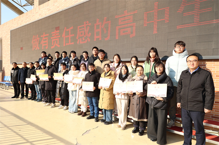 luck18平台举行2024-2025学期第二学期第二次升旗仪式(图4)