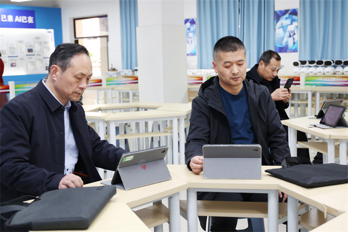江苏省连云港市赣榆区教育局考察团莅临luck18平台参观交流(图5)