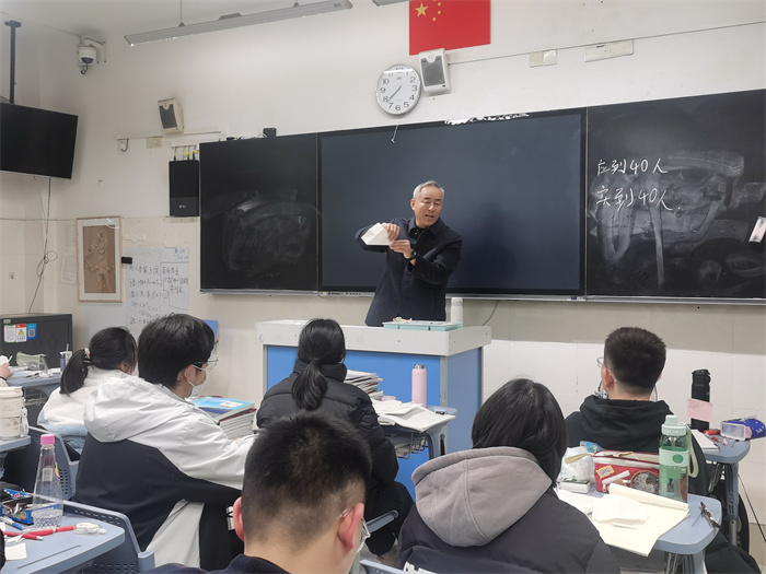 luck18平台校长梁昌波与高一学子共话成长(图1) luck18平台校长梁昌波与高一学子共话成长(图1)