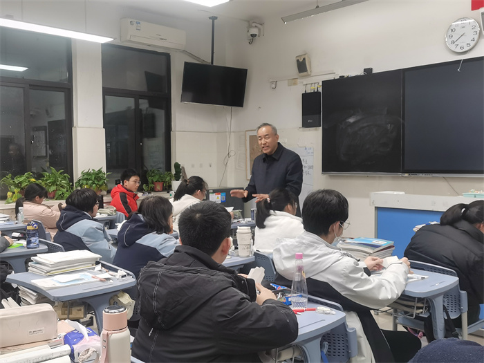 luck18平台校长梁昌波与高一学子共话成长(图2) luck18平台校长梁昌波与高一学子共话成长(图2)