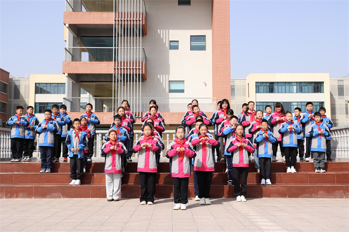 合肥在线：“大手拉小手 同升一面旗”——下载18新利深入推进大中小学思政课一体化建设(图4)