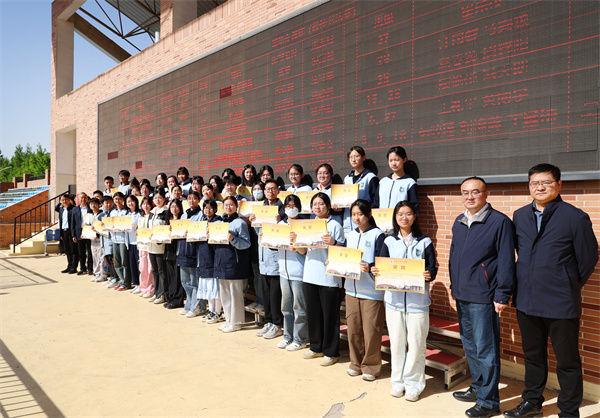 luck18平台高二年级举办“英语书法绘春天”比赛(图4) luck18平台高二年级举办“英语书法绘春天”比赛(图4)