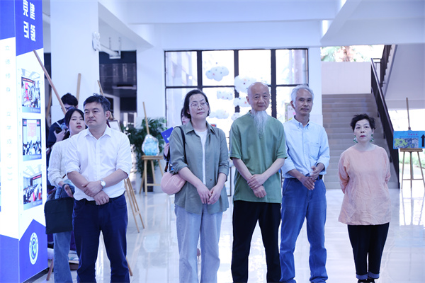 “等待花开——杨和平、于澎版画作品巡展”在luck18平台盛大开幕(图3) “等待花开——杨和平、于澎版画作品巡展”在luck18平台盛大开幕(图3)