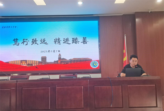 高一年级期中学情分析会1.jpg 高一年级期中学情分析会1.jpg