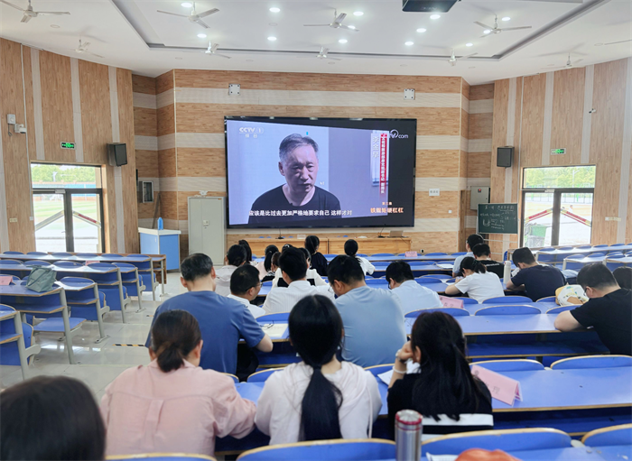 luck18平台第二党支部召开全体党员大会(图1)