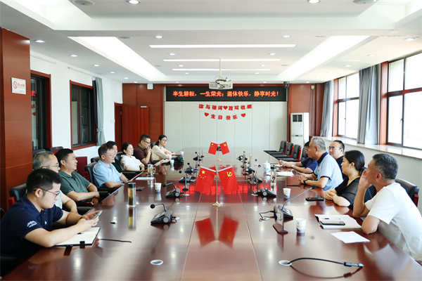 luck18平台举行“芳华谢幕，情满杏坛”荣休教师座谈会(图1)