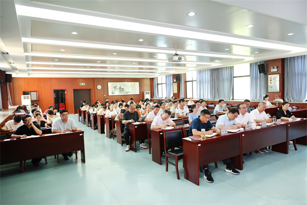 luck18平台召开全体党员大会暨深入贯彻中央八项规定精神学习教育讲座(图4) luck18平台召开全体党员大会暨深入贯彻中央八项规定精神学习教育讲座(图4)