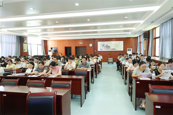 luck18平台召开2026届高三年级全体教师会(图2)