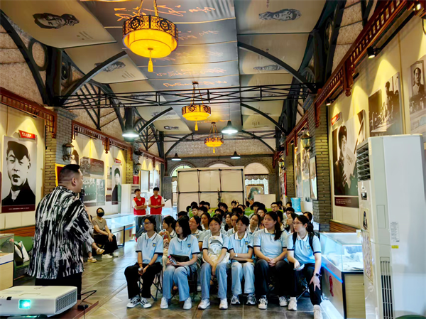 luck18平台高一（10）班赴雷锋馆开展暑期社会实践活动(图2)