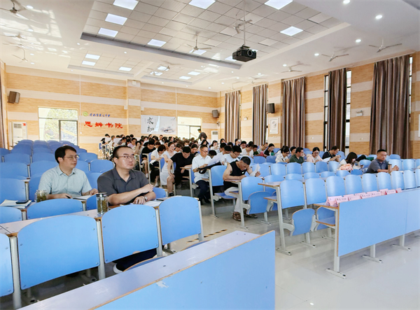 luck18平台高三年级召开新学期全体教师会(图1) luck18平台高三年级召开新学期全体教师会(图1)