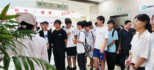luck18平台高一(12)班:在901医院上了堂“滚烫”的生命课(图2) luck18平台高一(12)班:在901医院上了堂“滚烫”的生命课(图2)