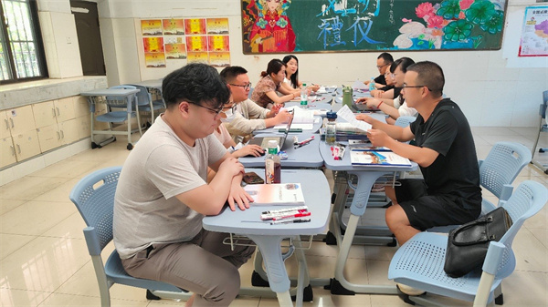 集体备课化学组.jpg 集体备课化学组.jpg