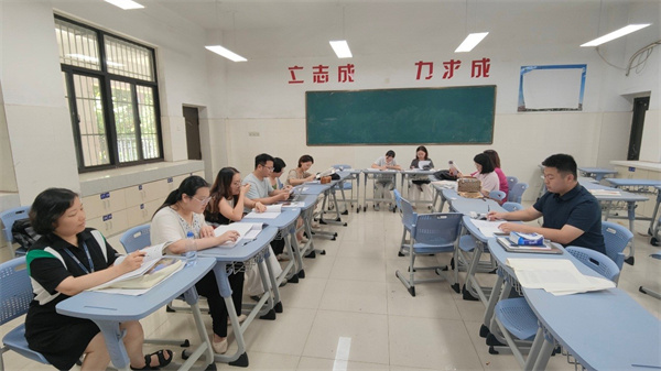高二集体备课语文组.jpg 高二集体备课语文组.jpg
