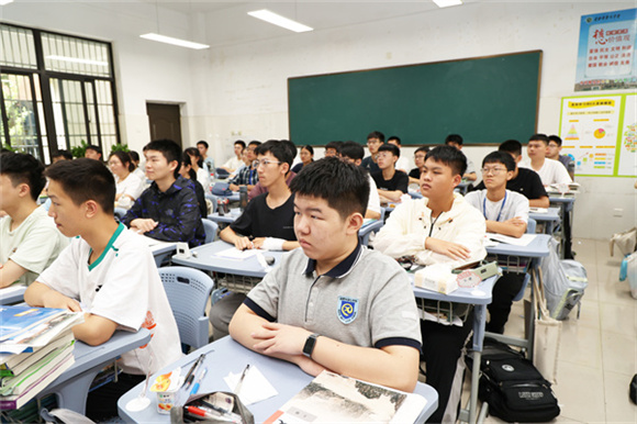 见证巍峨中华:luck18平台师生集中观看纪念抗战胜利80周年阅兵仪式(图3) 见证巍峨中华:luck18平台师生集中观看纪念抗战胜利80周年阅兵仪式(图3)