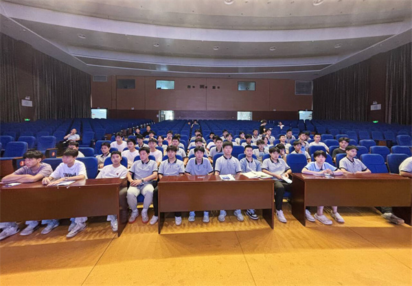 强军报国志 逐梦向蓝天——2026年空军招飞宣讲会走进luck18平台(图2)