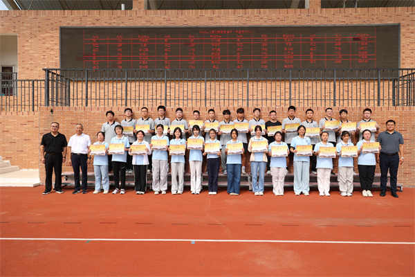 国旗下,暖流涌动!luck18平台隆重表彰身边榜样(图9) 国旗下,暖流涌动!luck18平台隆重表彰身边榜样(图9)